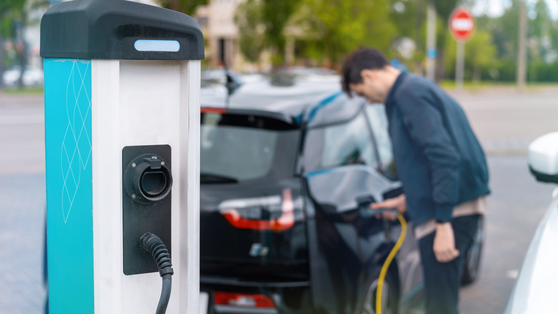 Electricians: Why Now is the Time to Install EV Charging stations